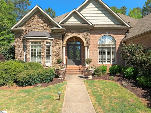 view of front facade featuring a front yard