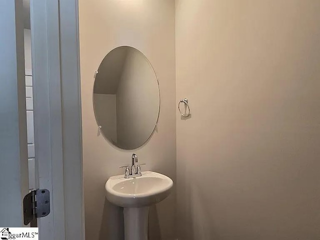 bathroom featuring sink