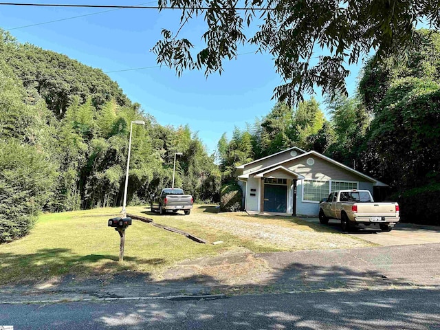 view of front facade featuring a front lawn