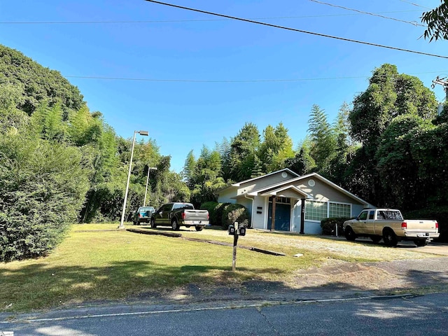 view of front of property featuring a front yard