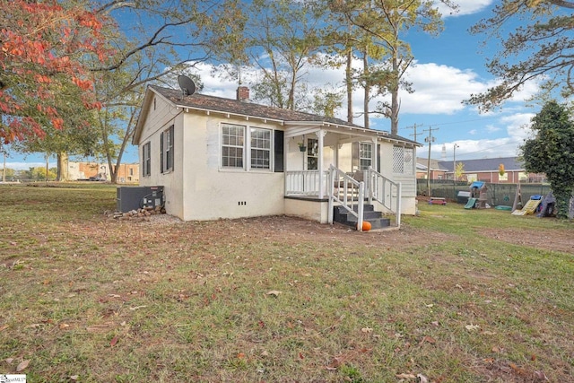 view of front of home featuring central AC and a front lawn