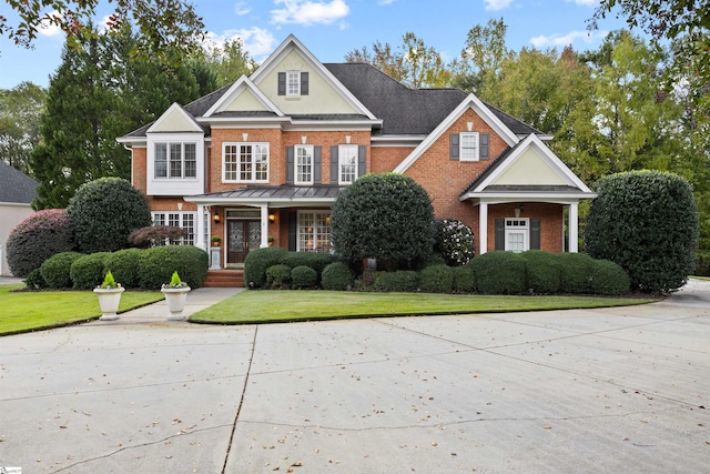 craftsman house featuring a front lawn