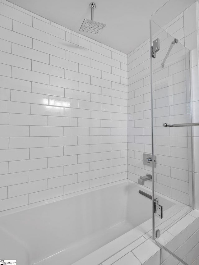 bathroom with tiled shower / bath combo