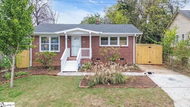 view of front of property with a front yard