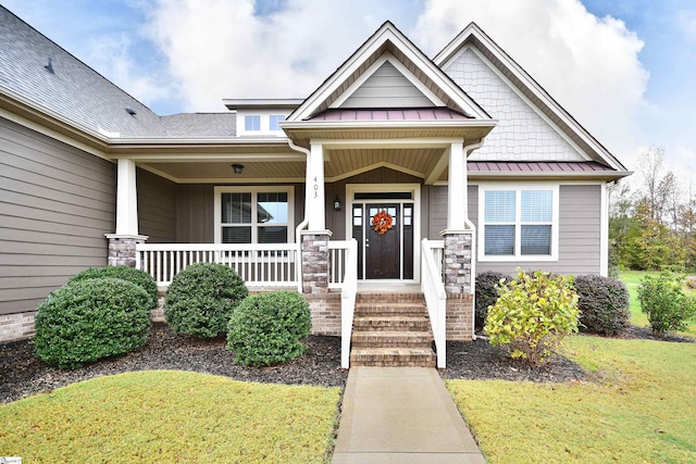 view of front of property featuring a porch and a front lawn