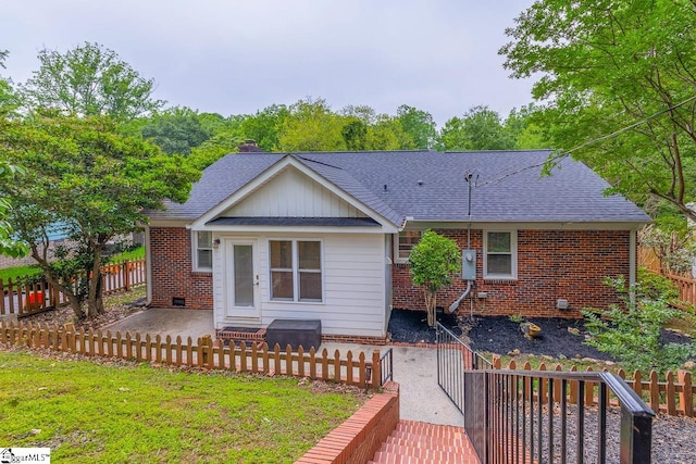 view of front of property with a front lawn