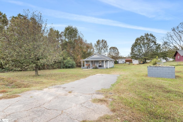 view of front of property featuring a front lawn