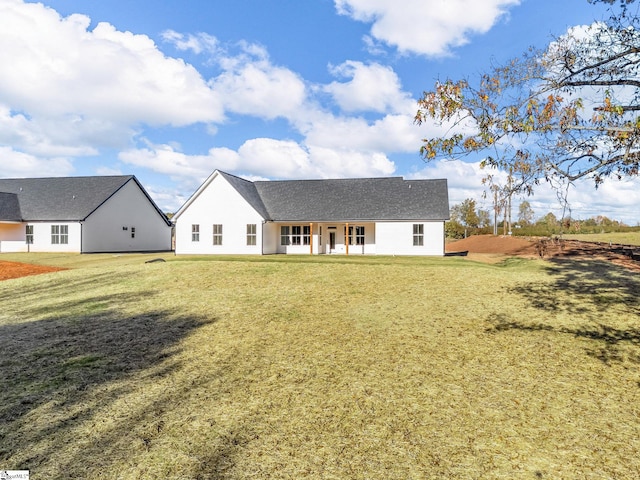 view of front of home featuring a front lawn