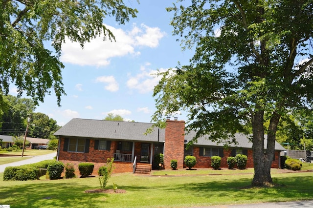 single story home with a front lawn