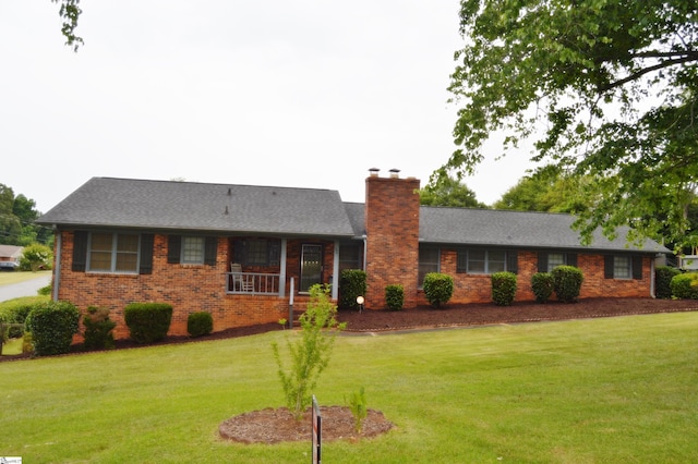 ranch-style home featuring a front lawn