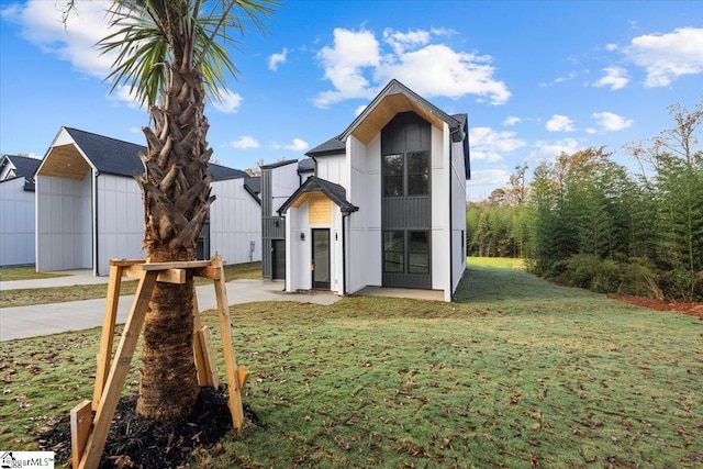 view of front of property with a front yard