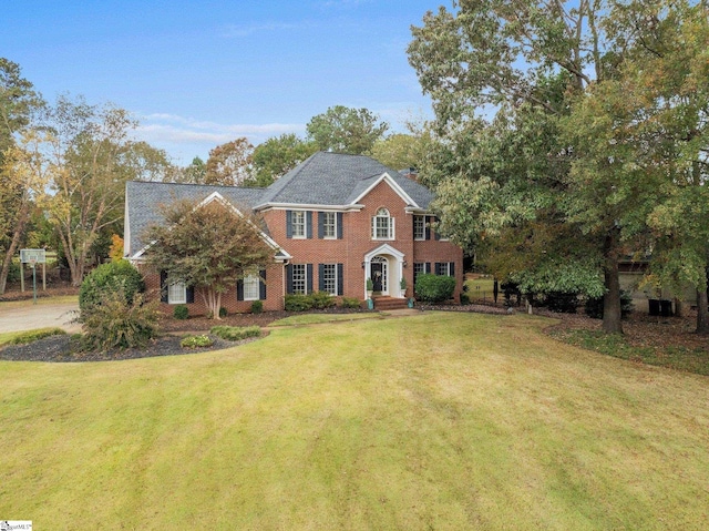 colonial home featuring a front yard