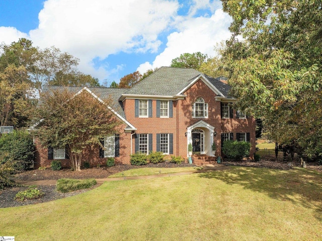 colonial house featuring a front lawn