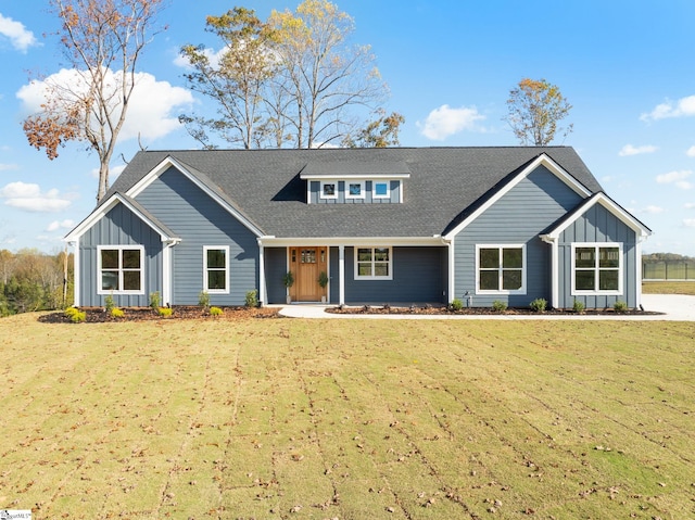 craftsman house featuring a front yard