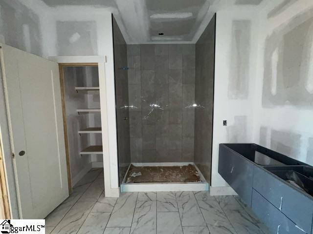 bathroom featuring a tile shower