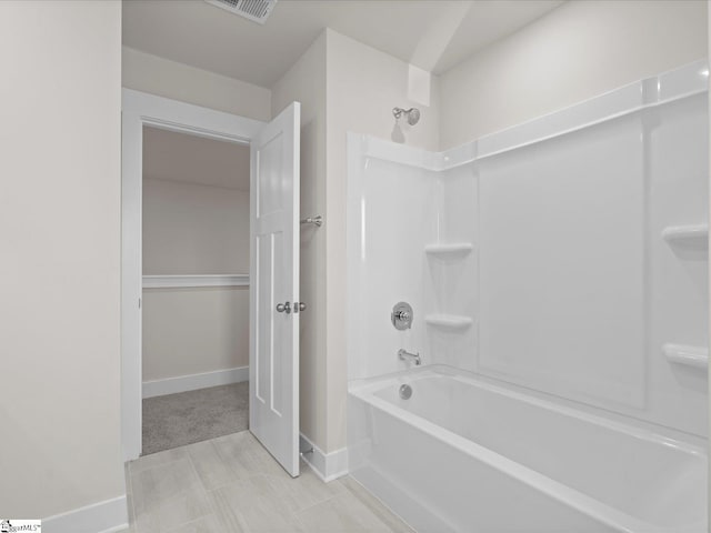 bathroom with tub / shower combination