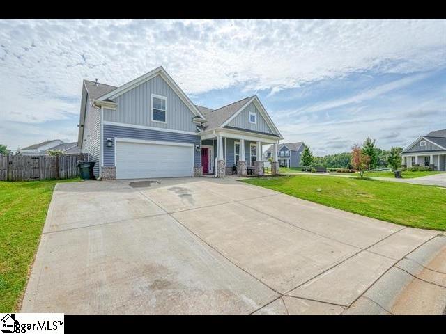 view of front of house featuring a garage and a front yard