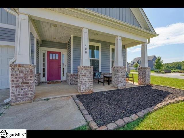 entrance to property featuring a porch