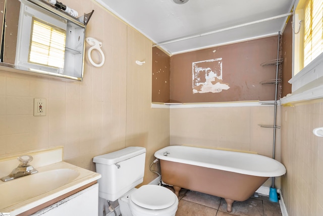 315 Poole St, Woodruff, SC 29388 - bathroom featuring a bathtub, toilet, tile patterned floors, and tile walls