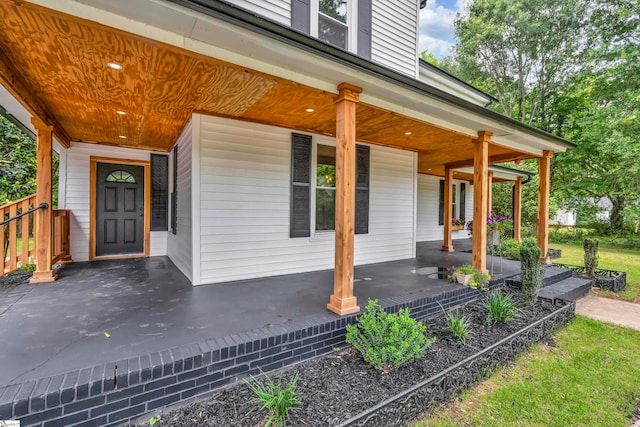 entrance to property featuring a porch