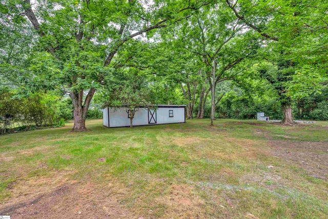 view of yard featuring an outbuilding