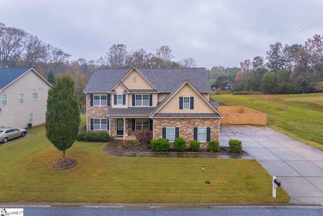 view of front of property featuring a front yard