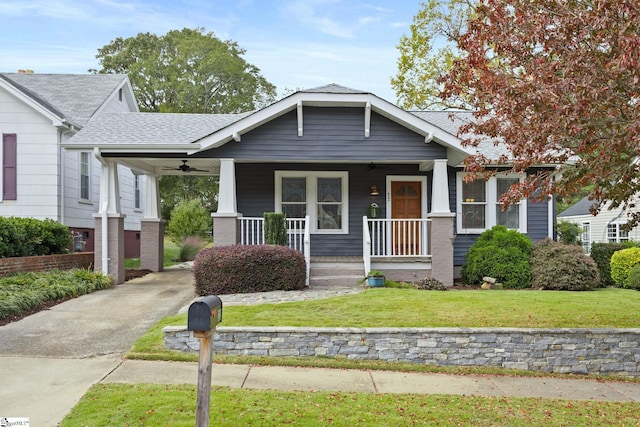 view of front facade with a front lawn, ceiling fan, and covered porch