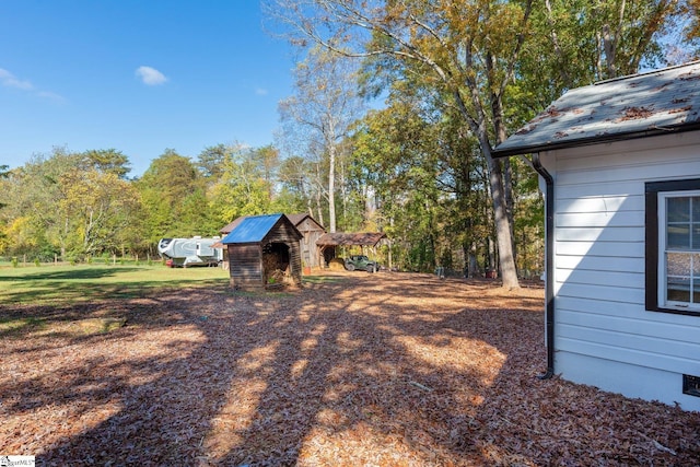 view of yard featuring a storage shed