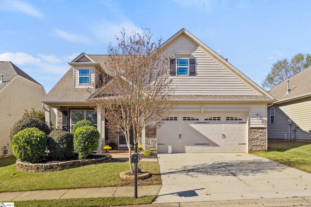 view of front of home featuring a front lawn and a garage