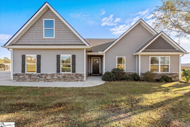 craftsman-style house featuring a front yard