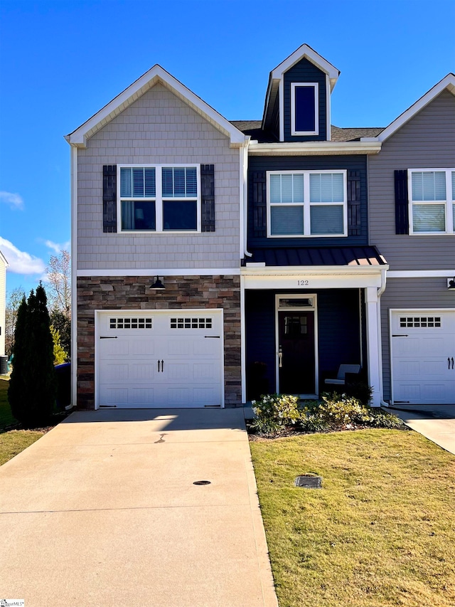 view of front of house featuring a front lawn and a garage