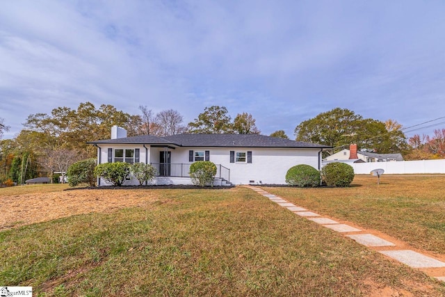 ranch-style home featuring a front lawn