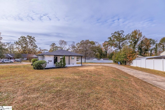 view of front of property featuring a front lawn