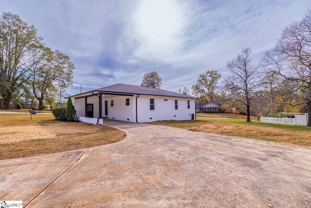 view of front facade featuring a front yard and a carport