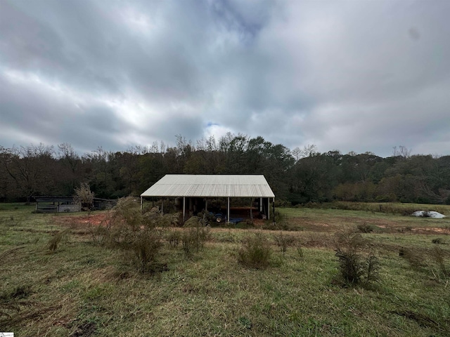 view of yard featuring a rural view