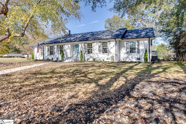 single story home featuring a front yard