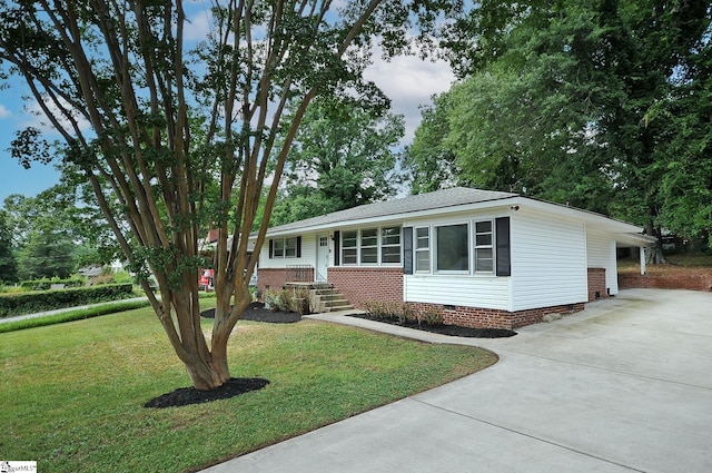 view of front facade with a front yard