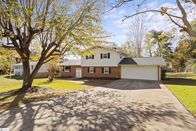 view of front of property featuring a front lawn and a garage