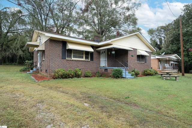 view of front of property featuring a front yard