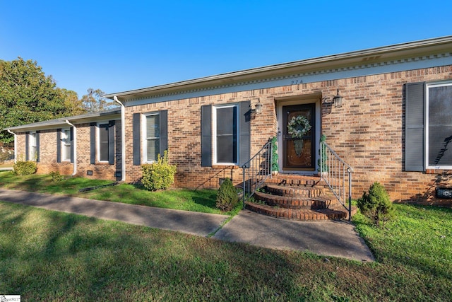 view of front facade featuring a front lawn