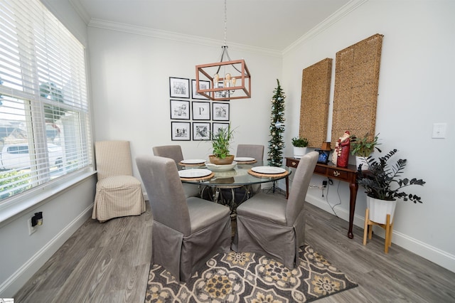 dining room featuring dark hardwood / wood-style floors, an inviting chandelier, and crown molding