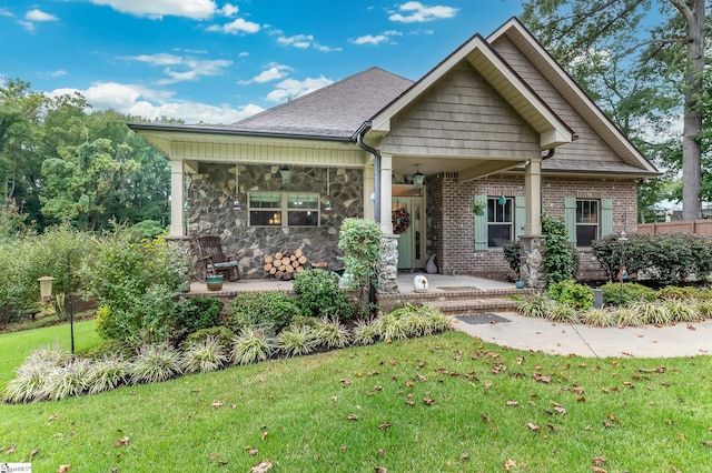 craftsman inspired home with a front lawn and covered porch