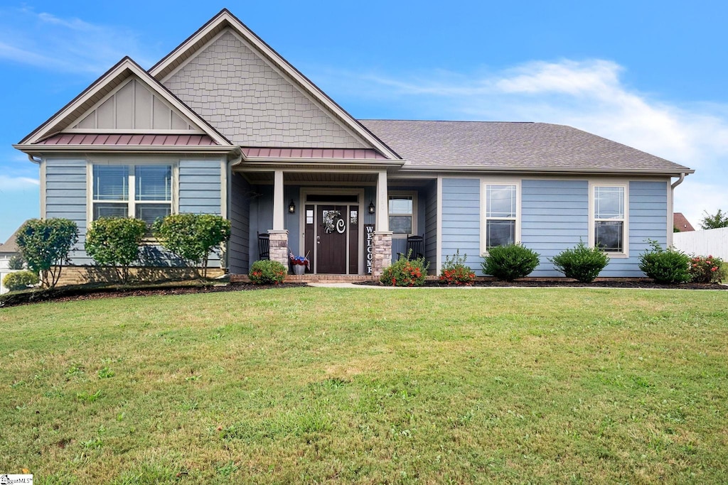 craftsman-style house featuring a front lawn