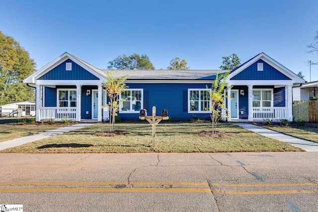 view of front of property featuring a porch and a front yard