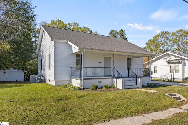 bungalow featuring covered porch and a front yard