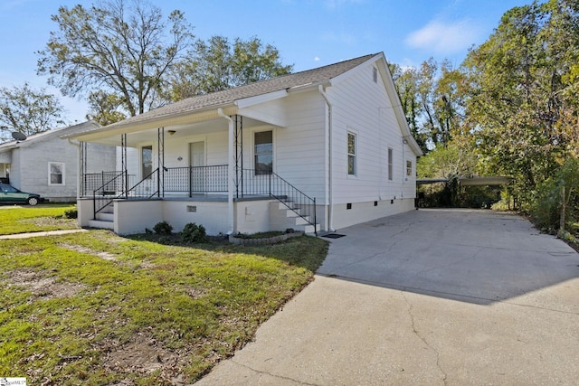 view of front of house featuring covered porch and a front lawn