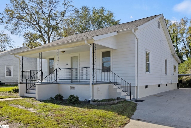 view of front facade featuring a porch and a front lawn