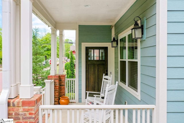 entrance to property featuring a porch