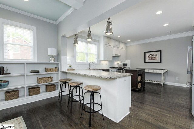 kitchen with a kitchen breakfast bar, kitchen peninsula, dark hardwood / wood-style floors, decorative light fixtures, and white cabinetry