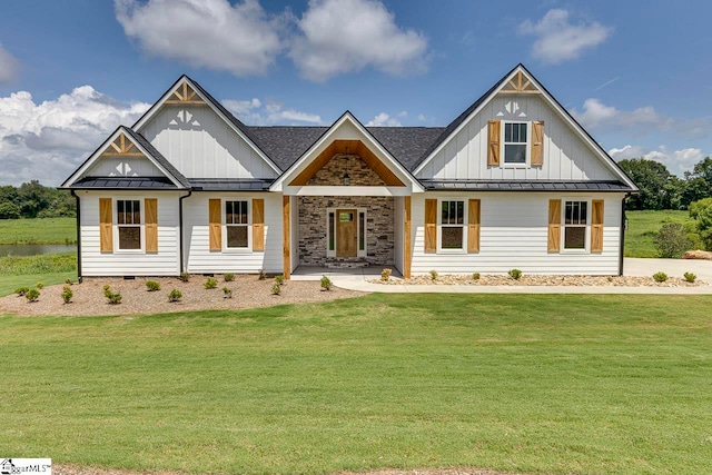 view of front of home featuring a front yard